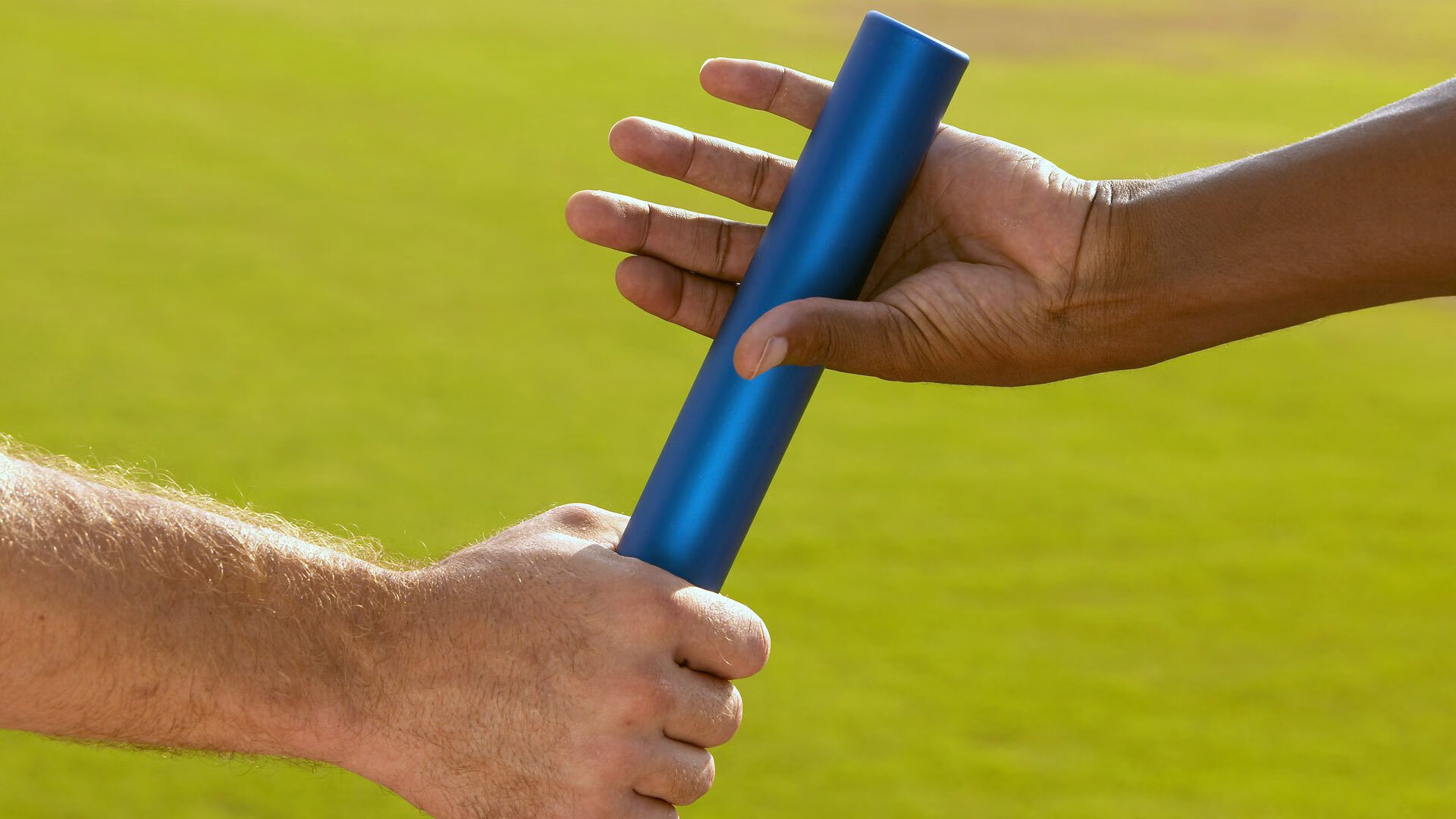 “高原冲刺：雪山顶上的极峰行动”，雪山顶端